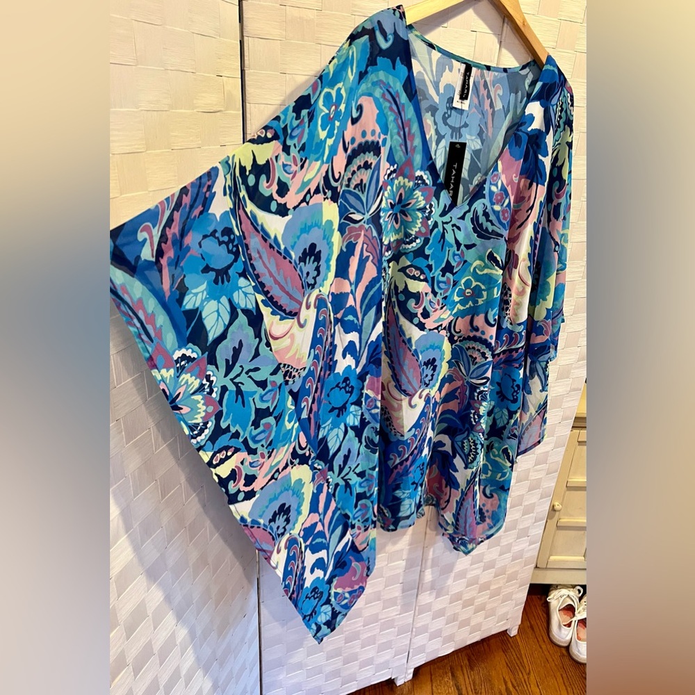 New withTags Tahari Lightweight Top - Picture 2 of 4